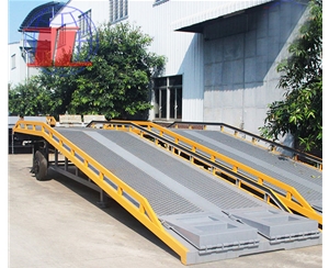Mobile hydraulic boarding bridge